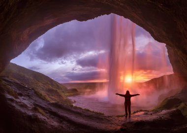 Panorama south Iceland üzerinde ünlü Seljalandsfoss Şelalenin arkasında