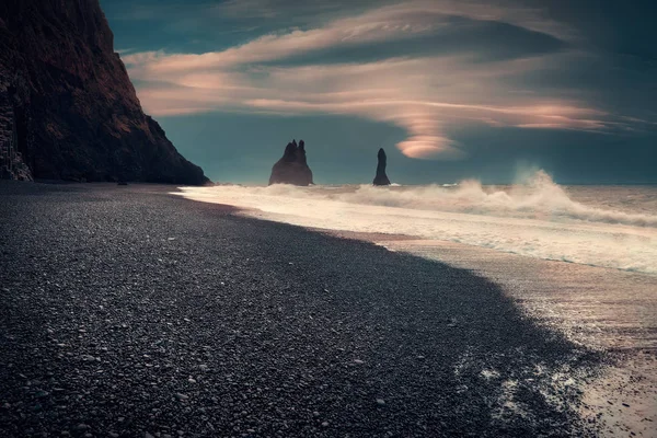 Icelan の南海岸で有名な Reynisfjara 黒砂のビーチ — ストック写真