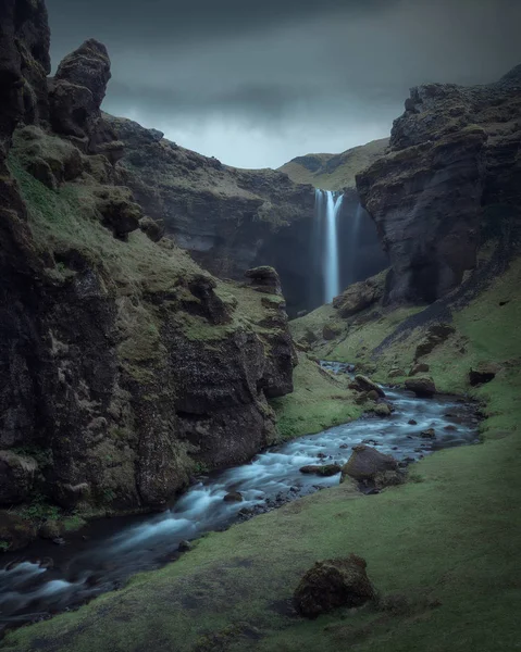 Cachoeira Kvernufoss em um desfiladeiro Kvernugil por um rio Kverna em S — Fotografia de Stock