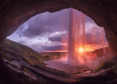 Panorama Güney Icelan üzerinde popüler Seljalandsfoss Şelalenin arkasında
