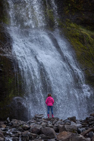 Водопад возле Сводоуфосса на западной стороне полуострова Снефельснес — стоковое фото