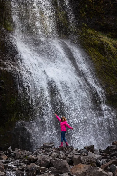 Водопад на западной стороне полуострова Снайфельснес в Исландии — стоковое фото