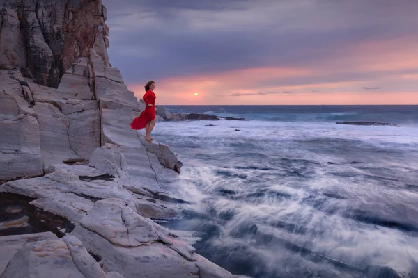 Thasos adada Yunanistan'da poz Kırmızı elbiseli kız — Stok fotoğraf