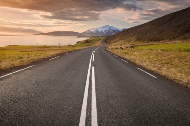 Gün batımında Kuzey İzlanda'daki boş yol
