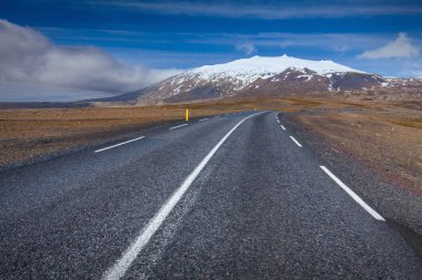 Güneşli bir gün, Batı İzlanda'daki boş yol