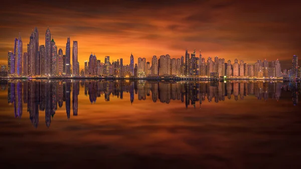 Skyline de Dubai con diversidad moderna en estilos de arquitectura —  Fotos de Stock
