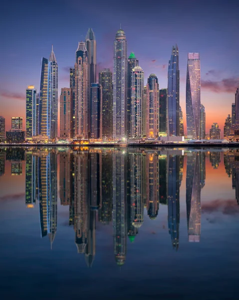 Skyline de la ciudad de Dubai con los edificios residenciales más altos de la —  Fotos de Stock