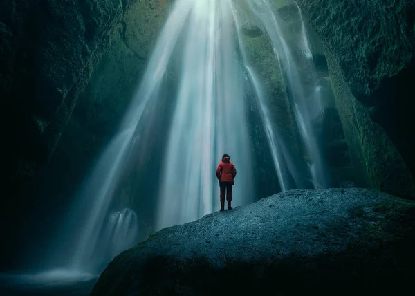 Девушка на огромной скале в водопаде Глюфрабуй на юге Исландии — стоковое фото
