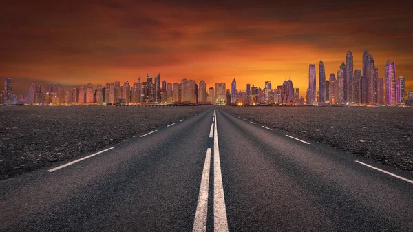 Pusta droga w kierunku futurystyczny skyline — Zdjęcie stockowe