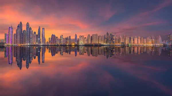 Skyline de Dubai con arquitectura moderna y futurista —  Fotos de Stock