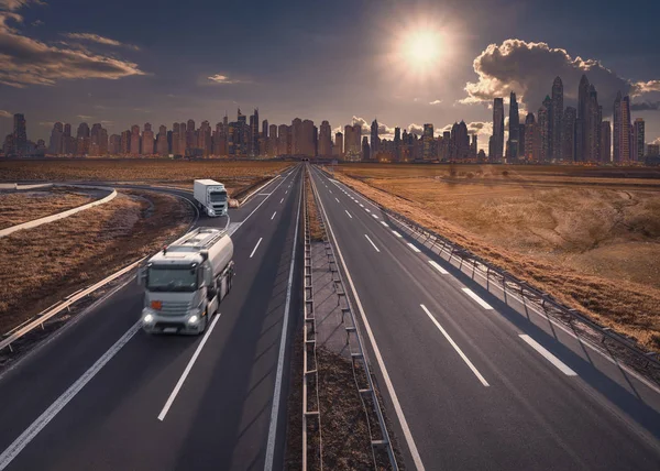 Truck on freeway with modern skyline in background — Stock Photo, Image