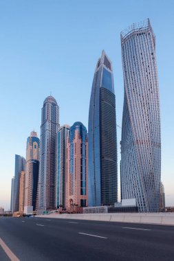 Dubai Marina Lisesi günbatımında sokağın karşısında ufuk çizgisi.