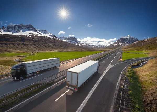 Entrega Rápida Semi Caminhões Com Reboque Estrada Dirigindo Através Gama — Fotografia de Stock