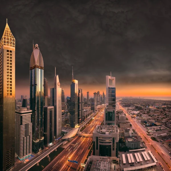 Paisaje Urbano Muchos Rascacielos Ciudad Dubai Centro Ciudad Atardecer Inusual —  Fotos de Stock