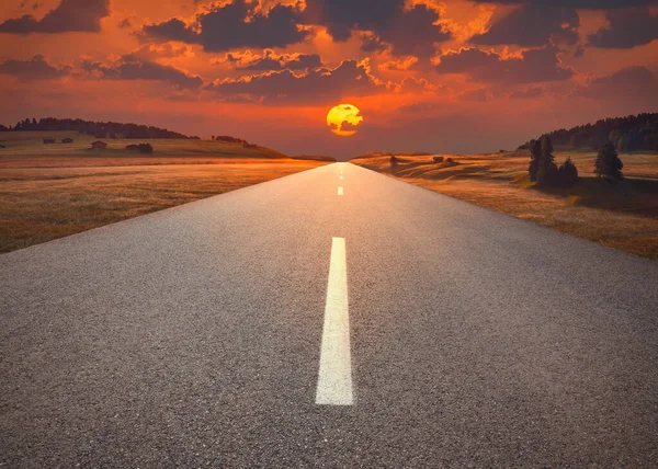 Driving Empty Asphalt Road Mountains Setting Sun — Stock Photo, Image