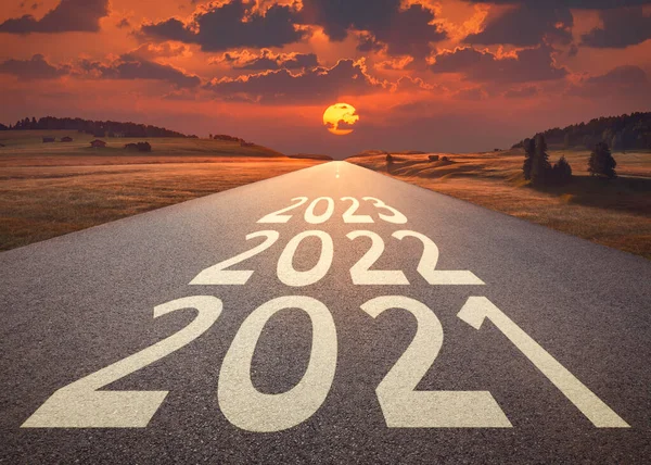 2022年と2023年の新しい年は 幸せな夕日に対する将来と成功の概念として高速道路に書かれました ストック画像