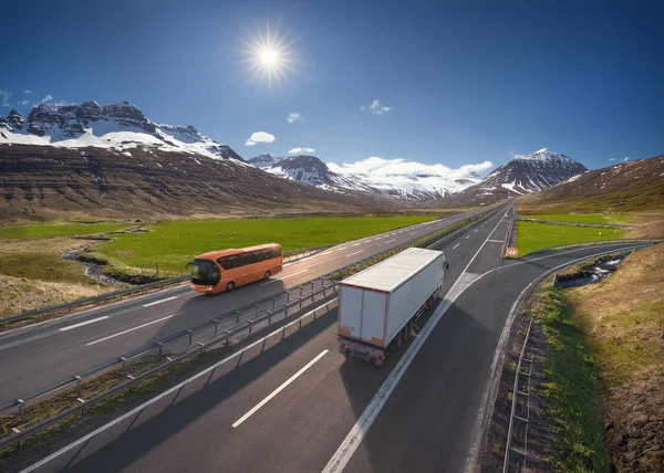 Autobús Moderno Camión Semi Con Contenedor Carretera Que Conduce Través Fotos de stock libres de derechos