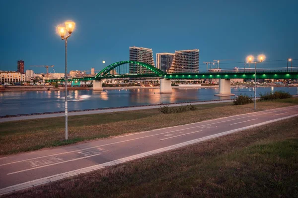 从贝尔格莱德海滨的人行横道和自行车道上 也被称为贝尔格莱德 背景为水 日落时是古老的Sva桥地标 — 图库照片