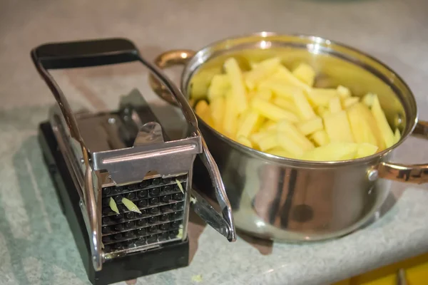 Patates kızartması kesme makinesi, el ile patates kesici dilimleyici. Kızarmış patates pişirme süreci
