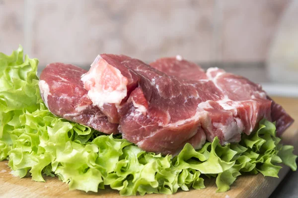 Domuz eti boyun eti biftek marul, turp, domates, kırmızı biber, sarı biber, yeşil kırmızı biber, sarı biber, kırmızı biber, kara biber ve arka plan üzerinde üzerinde. Yatay. Kırmızı soğan, arpacık. Mermer et