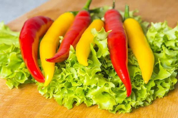 sıcak biber marul yaprakları ahşap arka plan üzerinde üzerinde