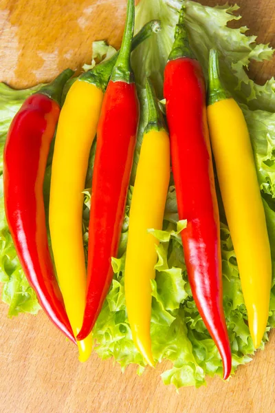 sıcak biber marul yaprakları ahşap arka plan üzerinde üzerinde