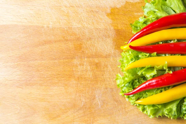 sıcak biber marul yaprakları ahşap zemin üzerinde. Kopya alanı