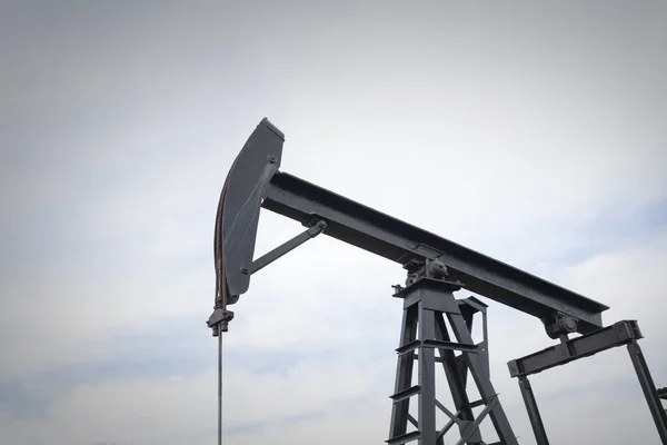 bir yağ pompası bir tarlanın ortasında yağ pompaları.