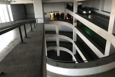 çok katlı otopark. otoparka giriş vida