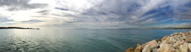 Deniz mavi gökyüzü bulutlu Panoraması. Atina, Yunanistan