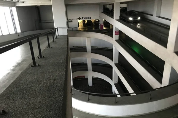 çok katlı otopark. otoparka giriş vida