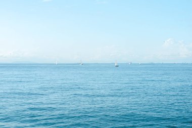 Deniz deniz horizon ve neredeyse açık derin mavi gökyüzü ile. Atina, Yunanistan