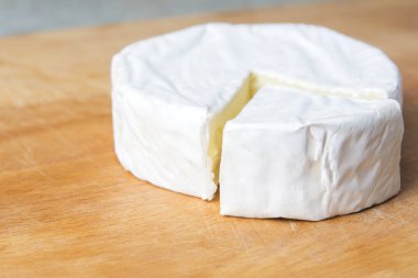 mutfak tahtada beyaz brie peyniri