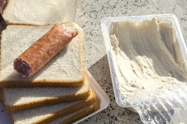 Sosis, ekmek, humus sahilde. Gıda bütçe gezginler. Ucuz aperatif kavramı. Atina, Yunanistan