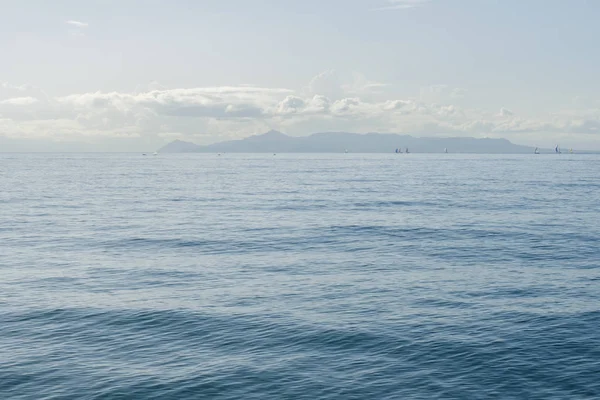 Deniz deniz horizon ve neredeyse açık derin mavi gökyüzü ile. Atina, Yunanistan