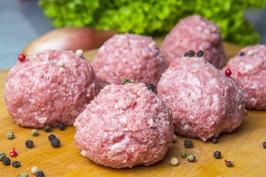 yemek bir çiğ kıyma köftesi. Beşamel sos kesme tahtası için hazırlanır