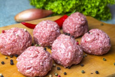 yemek bir çiğ kıyma köftesi. Beşamel sos kesme tahtası için hazırlanır