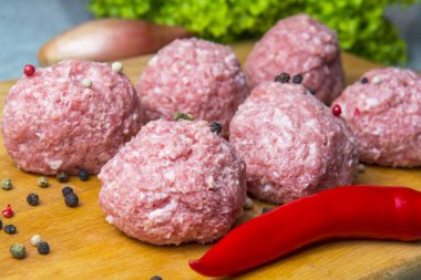 yemek bir çiğ kıyma köftesi. Beşamel sos kesme tahtası için hazırlanır