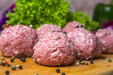 yemek bir çiğ kıyma köftesi. Beşamel sos kesme tahtası için hazırlanır