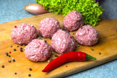 yemek bir çiğ kıyma köftesi. Beşamel sos kesme tahtası için hazırlanır