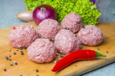 yemek bir çiğ kıyma köftesi. Beşamel sos kesme tahtası için hazırlanır