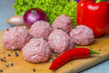 yemek bir çiğ kıyma köftesi. Beşamel sos kesme tahtası için hazırlanır