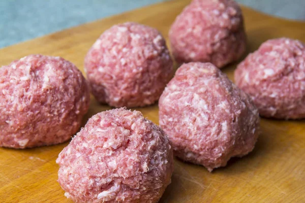 yemek bir çiğ kıyma köftesi. Beşamel sos kesme tahtası için hazırlanır