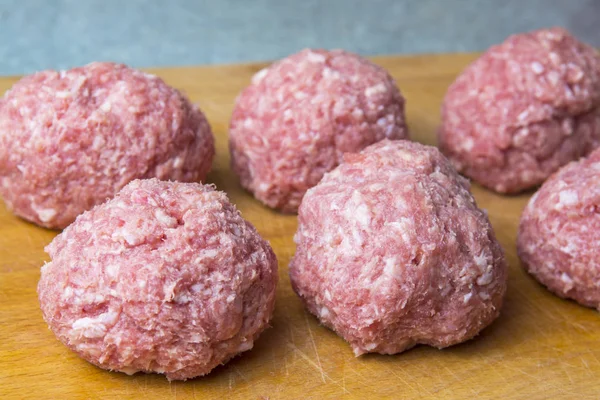 yemek bir çiğ kıyma köftesi. Beşamel sos kesme tahtası için hazırlanır