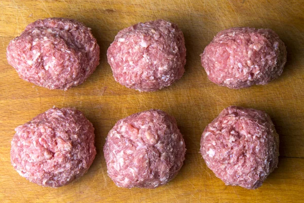 yemek bir çiğ kıyma köftesi. Beşamel sos kesme tahtası üstten görünüm için hazırlanır