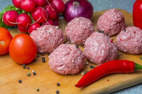 yemek bir çiğ kıyma köftesi. Beşamel sos kesme tahtası için hazırlanır