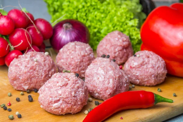 yemek bir çiğ kıyma köftesi. Beşamel sos kesme tahtası için hazırlanır