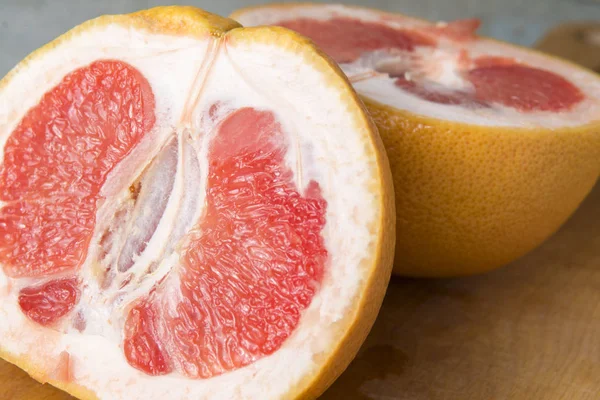 iki parçaya kesip greyfurt.