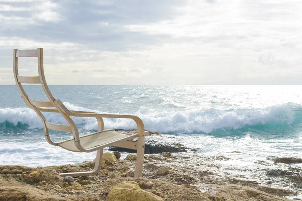 Arka beach RECLINER deniz masmavi renk dalga arka plan görüntüleyin. Güneş ışınları. Atina, Yunanistan
