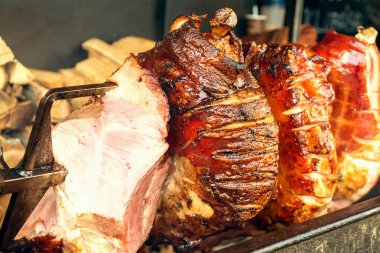 Etin büyük ölçüde bir döndürme ızgara açık ateşte pişirdim. Izgara hazır açık havada. Izgara Prag eski jambon füme